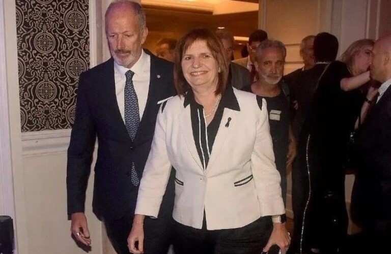 El presidente de la DAIA, Jorge Knoblovits, junto a Patricia Bullrich.